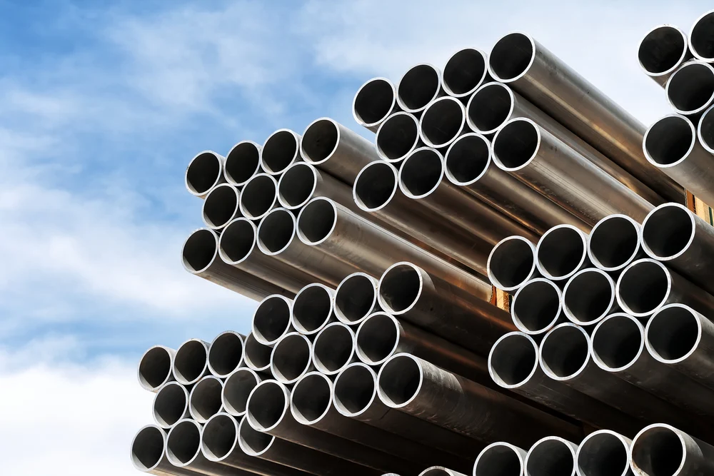 Aluminium,tubes,arranged,in,a,row,against,the,blue,sky.